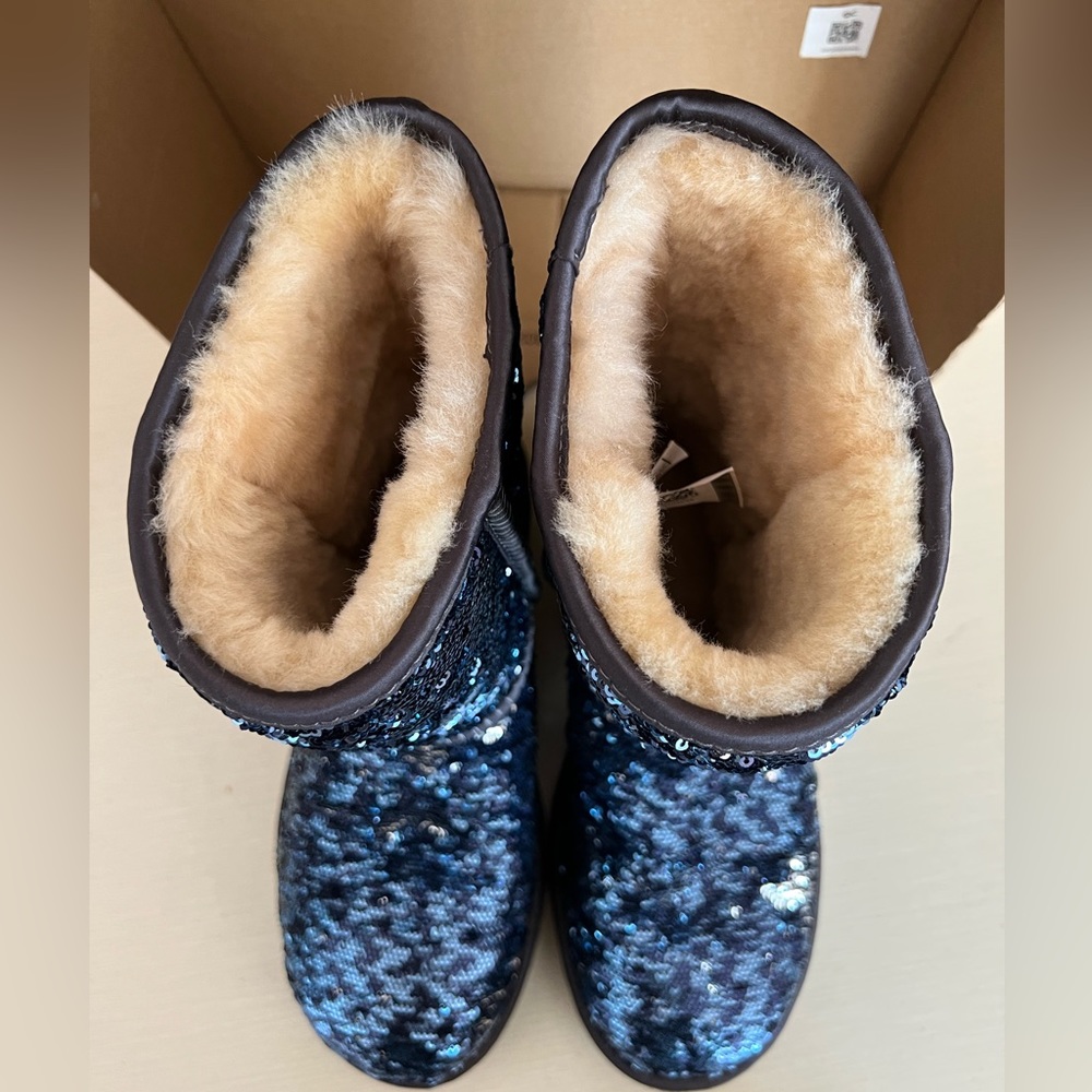 UGG size 7 classic short with blue/silver sequins with original wrapping - Picture 3 of 8